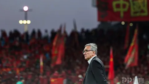 激战悬念迭起！塞尔维亚男篮74-72惊险逆袭波黑，塔纳斯科维奇独揽24分+8篮板+1助攻！