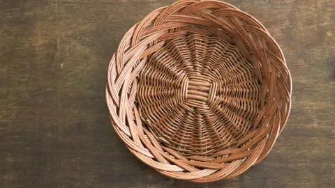 “今日季后赛激战正酣：湖人对阵灰熊，掘金迎战勇士，火箭挑战战船与狼队！”